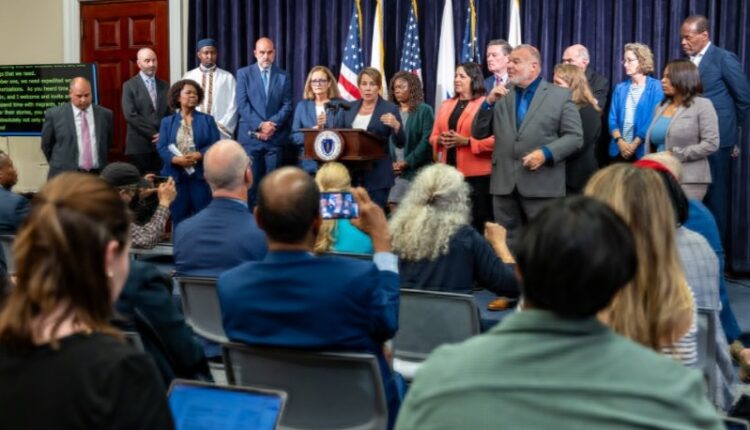 Gobernadora de Massachusetts declara estado de emergencia y pide apoyar a familias migrantes