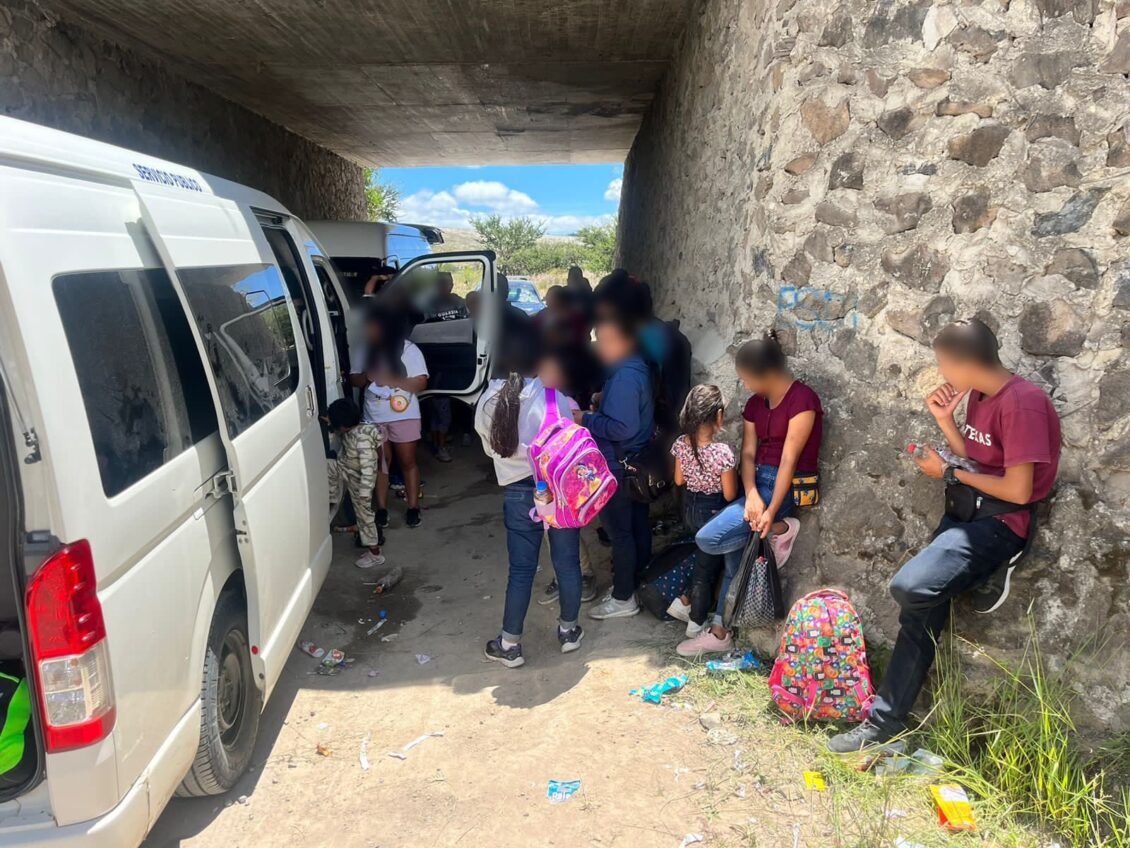 Interceptan a 125 migrantes que viajaban en ocho camionetas en Oaxaca, México