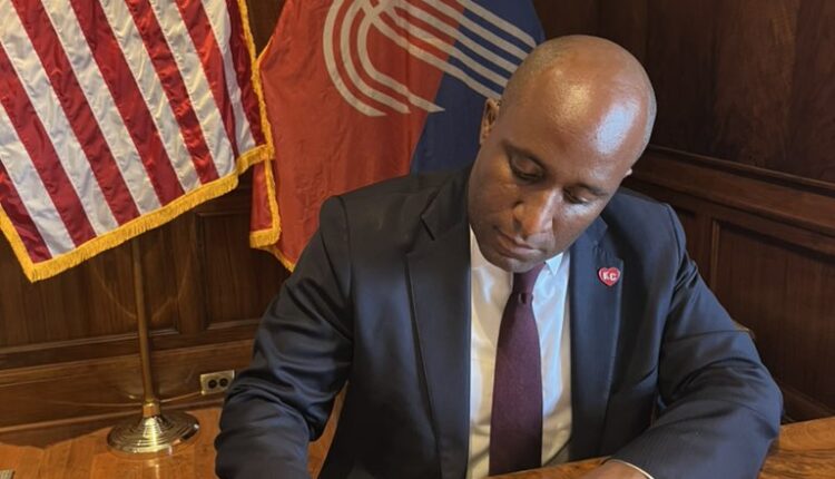 Alcalde de Kansas City, Missouri, aprueba medidas de control de armas para frenar el auge de homicidios
