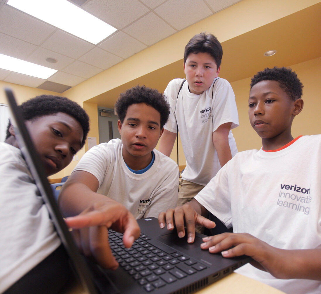 Escuelas públicas de Kansas City, Missouri, recibirán dispositivos digitales para aprendizaje innovador de Verizon
