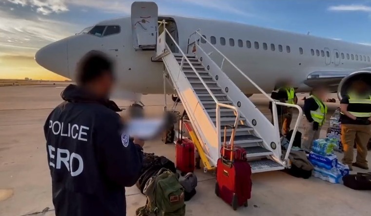 ICE realiza vuelos de expulsión: envió adultos solteros y unidades familiares a diferentes países