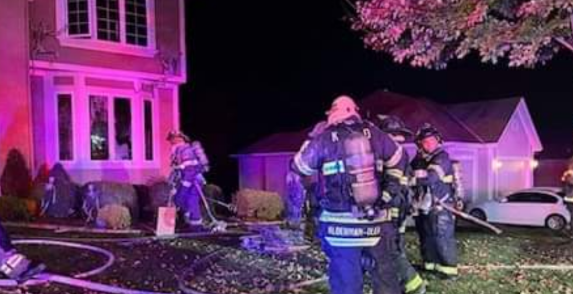 Voraz incendio de una casa en Kansas City, Missouri, deja un hombre muerto