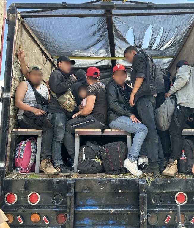 Localizan a 130 migrantes hacinados en un camión de carga en Veracruz, México