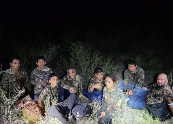 Arrestan a grupos de inmigrantes por invasión de propiedad en el condado Kinney, Texas