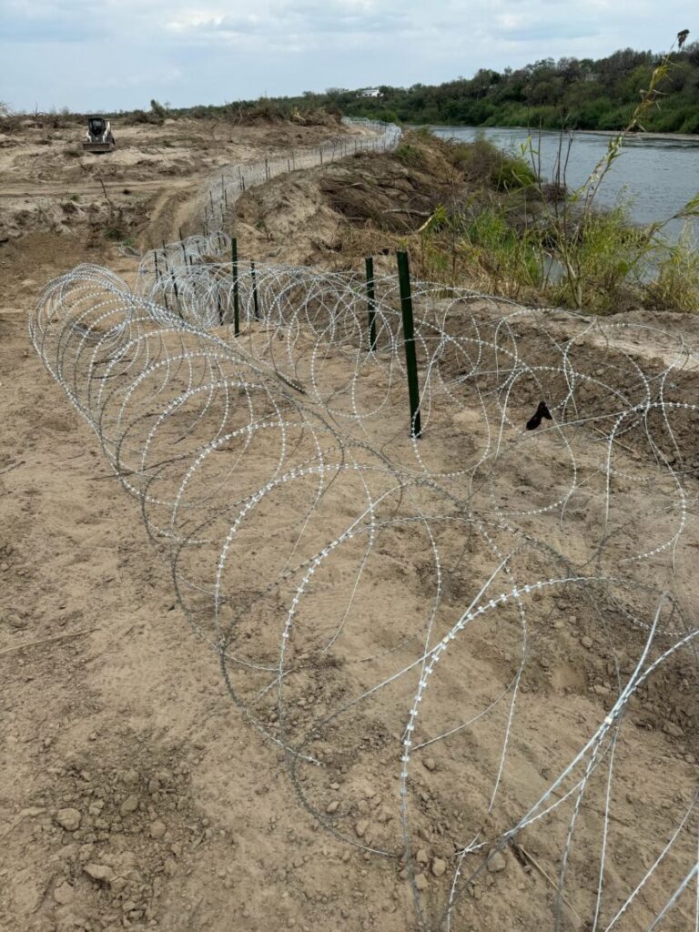 Texas demanda a la administración de Biden por cortar alambre de púas en la frontera con México