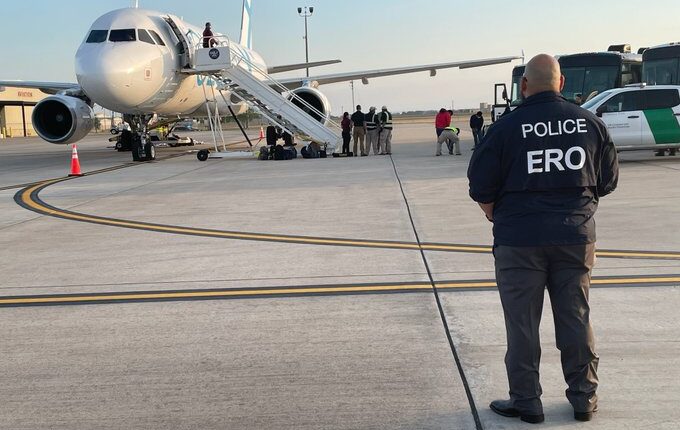 ICE facilita vuelos de deportación de migrantes