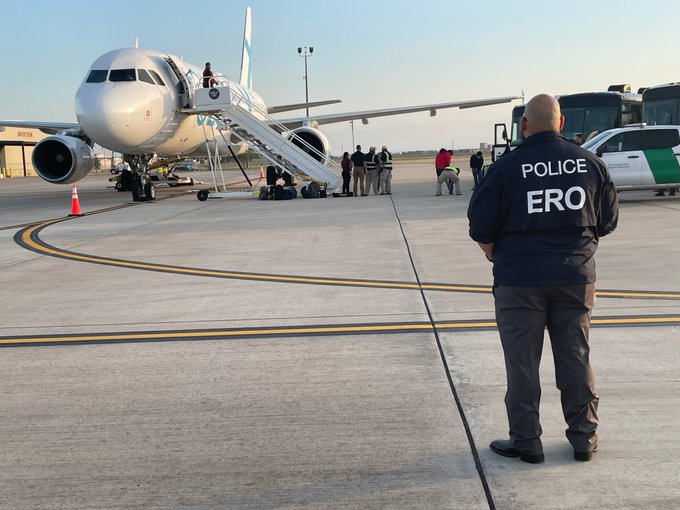 ICE continúa con los vuelos de deportación a Centroamérica, Venezuela y Ecuador