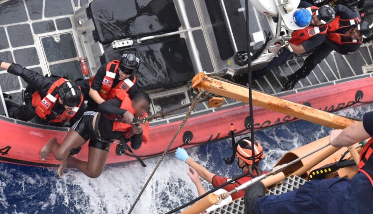 Guardia Costera de EEUU rescata a 33 migrantes de un barco hundido frente a Haití