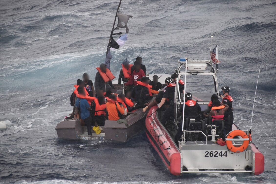 Guardia Costera de EEUU rescata a 33 migrantes de un barco hundido frente a Haití