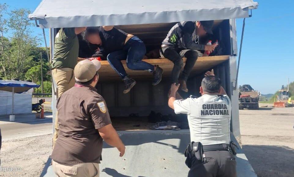 Hallan en Veracruz a 64 migrantes que viajaban hacinados en dos camiones de carga