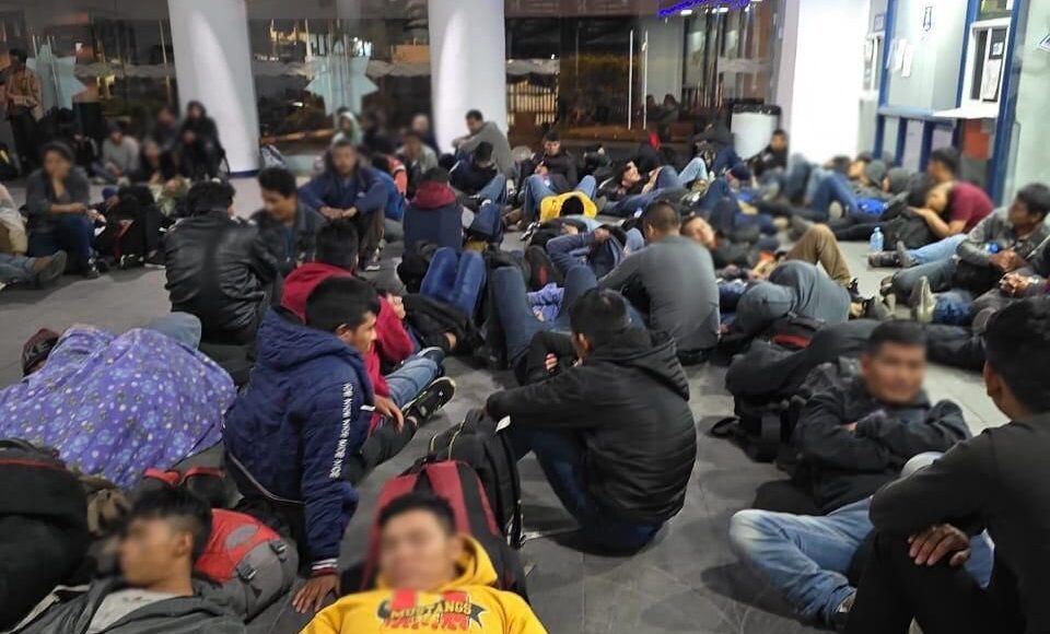 Localizaron a 156 extranjeros que viajaban hacinados en vehículos de carga en Veracruz