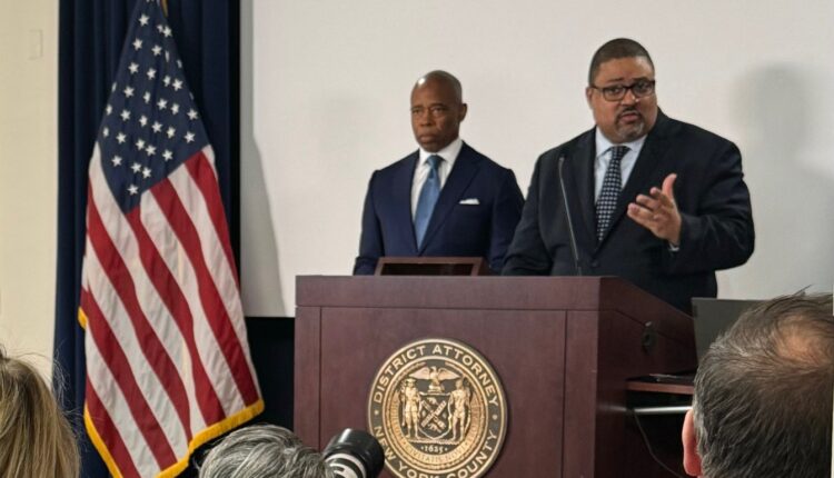 Acusan formalmente a 7 sospechosos en caso de agresión a policías de NY en Times Square