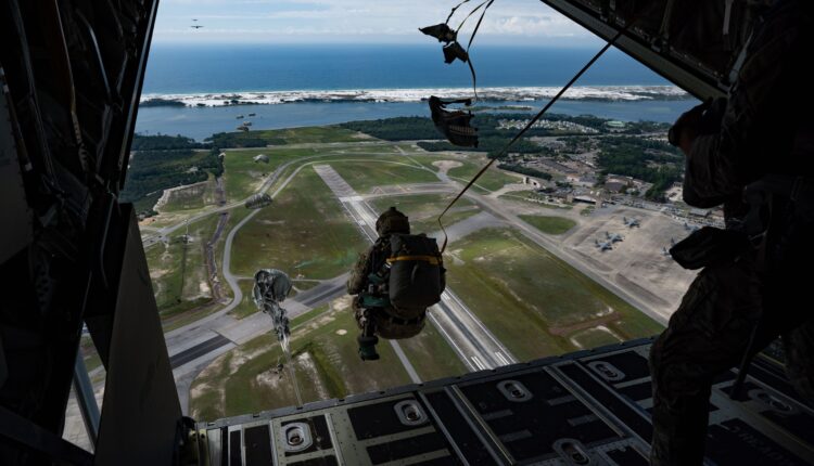 Ataques aéreos de EEUU en Oriente Medio causan reacciones encontradas