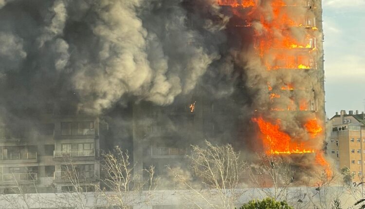 Un voraz incendio arrasó 138 viviendas en Valencia, España, y dejó al menos 4 muertos