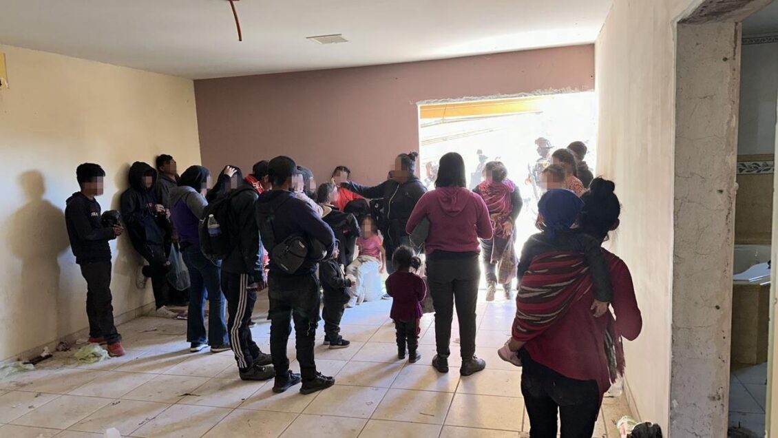 Encuentran a 101 migrantes en una casa abandonada en Sonora, México