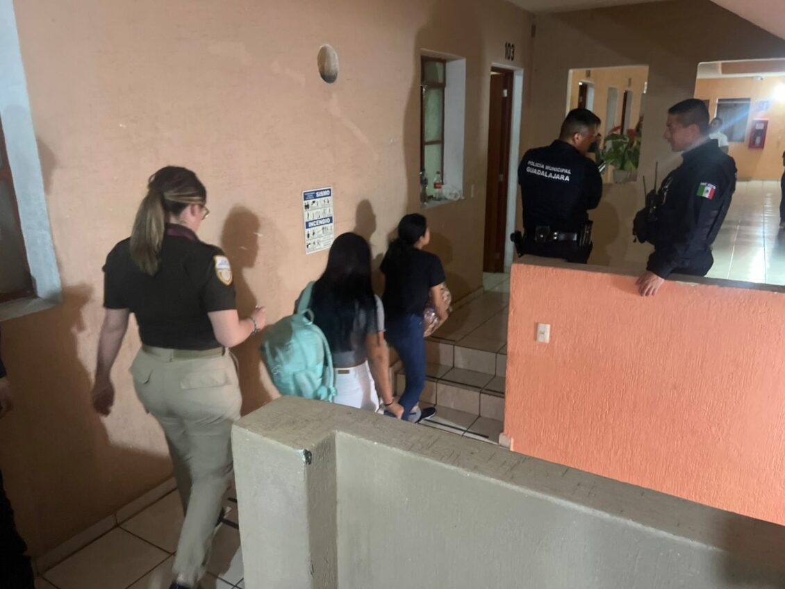 Autoridades localizan a 85 migrantes, 19 menores de edad, en hotel de Guadalajara, México