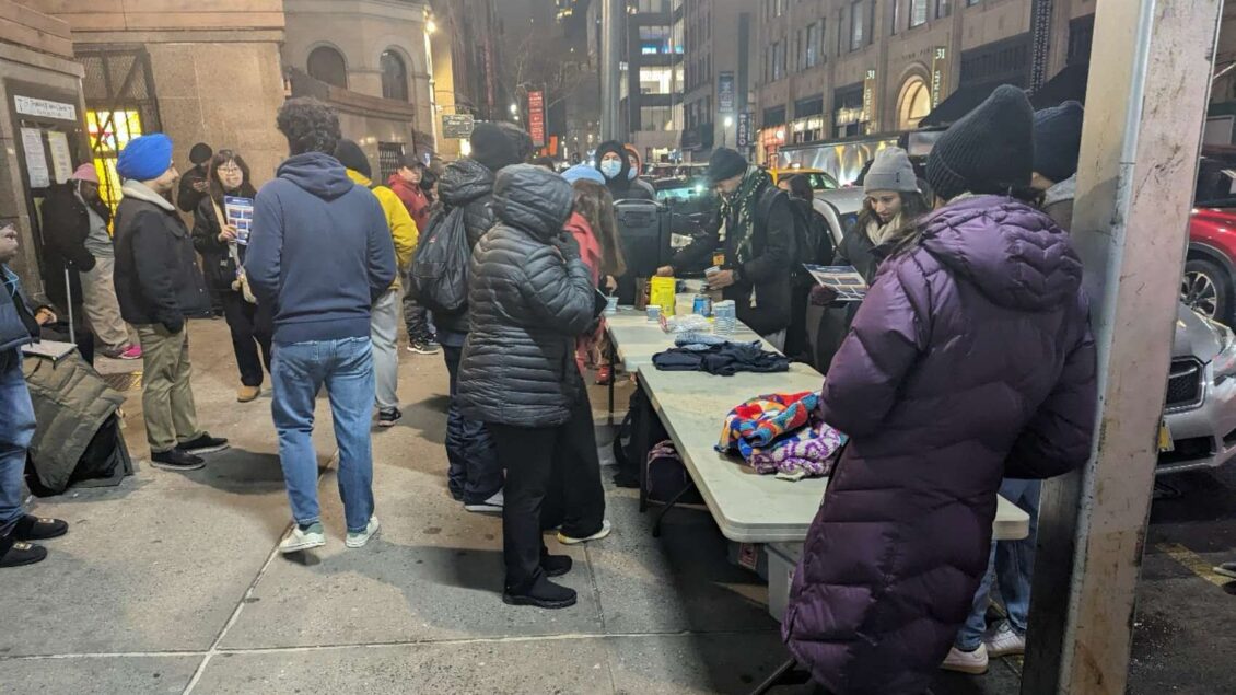 Ayuntamiento de Nueva York entrega tarjetas débito para alimentación de migrantes
