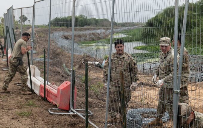 Texas expandirá las millas de alambres de púas en la frontera para frenar la migración