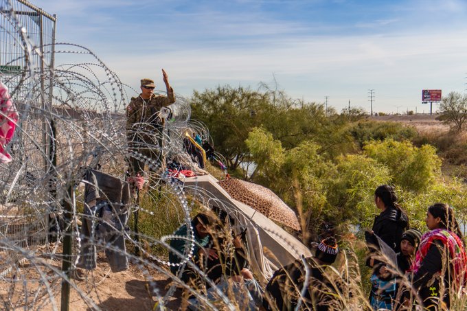 Texas expandirá las millas de alambres de púas en la frontera para frenar la migración