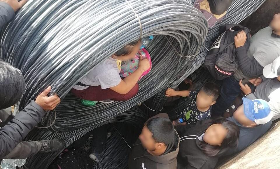 87 migrantes viajaban entre alambres dentro de la góndola de un tren