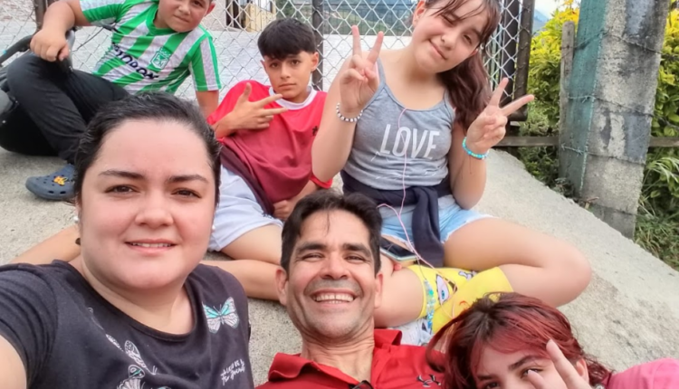 Comenzó una nueva vida en Medellín lavando carros y motos