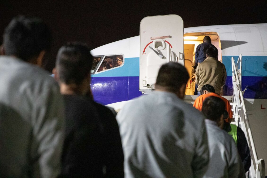 EEUU efectúa vuelos de expulsión: desde mayo ha deportado a más de 617.000 migrantes