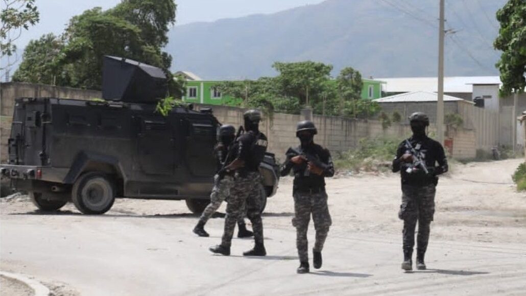 Ejército de EEUU evacua por aire a personal de su embajada en Haití