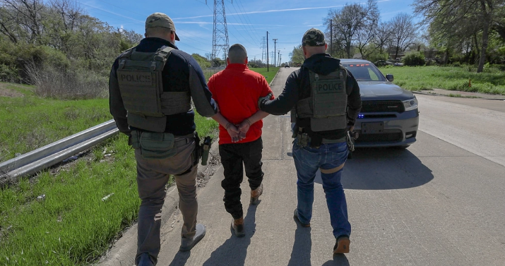 ICE arresta a más de 200 migrantes con condenas por drogas durante un operativo nacional