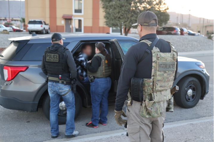 ICE arresta a más de 200 migrantes con condenas por drogas durante un operativo nacional