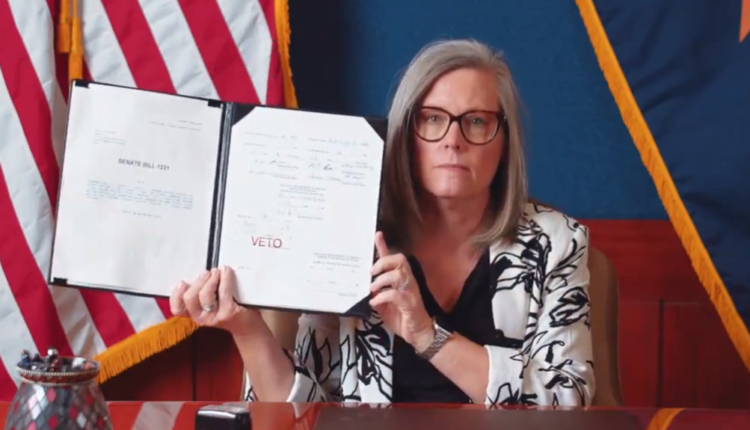 Gobernadora de Arizona veta proyecto de ley que permitiría el arresto de migrantes