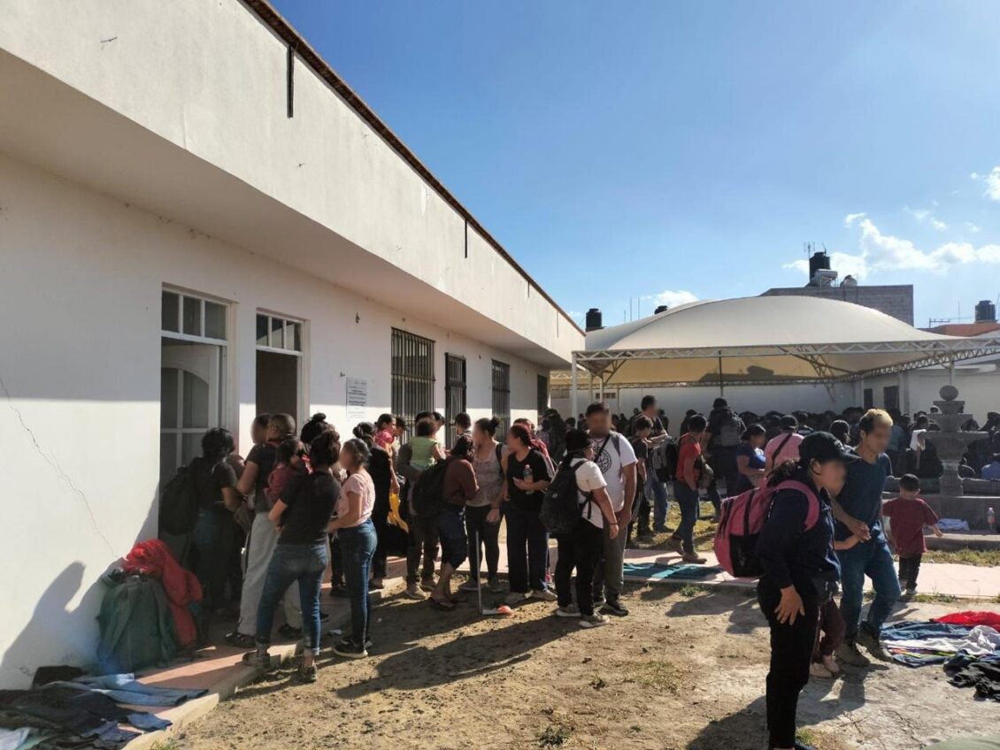 Autoridades localizan a 221 migrantes en una casa en Puebla, al centro de México