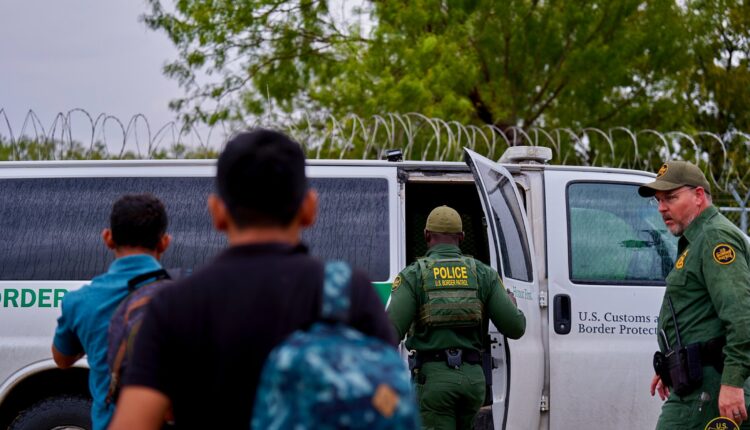 Corte de apelaciones vuelve a suspender la polémica ley de inmigración de Texas