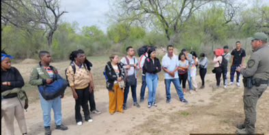 Migrantes de Ecuador y Colombia, enfrentan cargos penales por ingresar a rancho privado en Texas