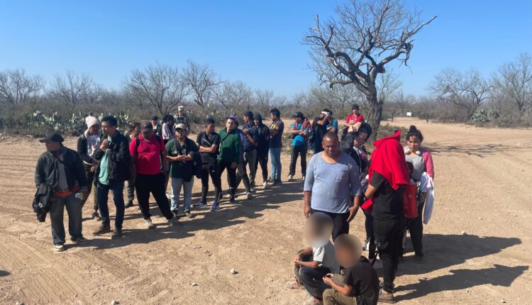 Hallan a 30 migrantes en Eagle Pass y arrestan a 20 por allanamiento de morada