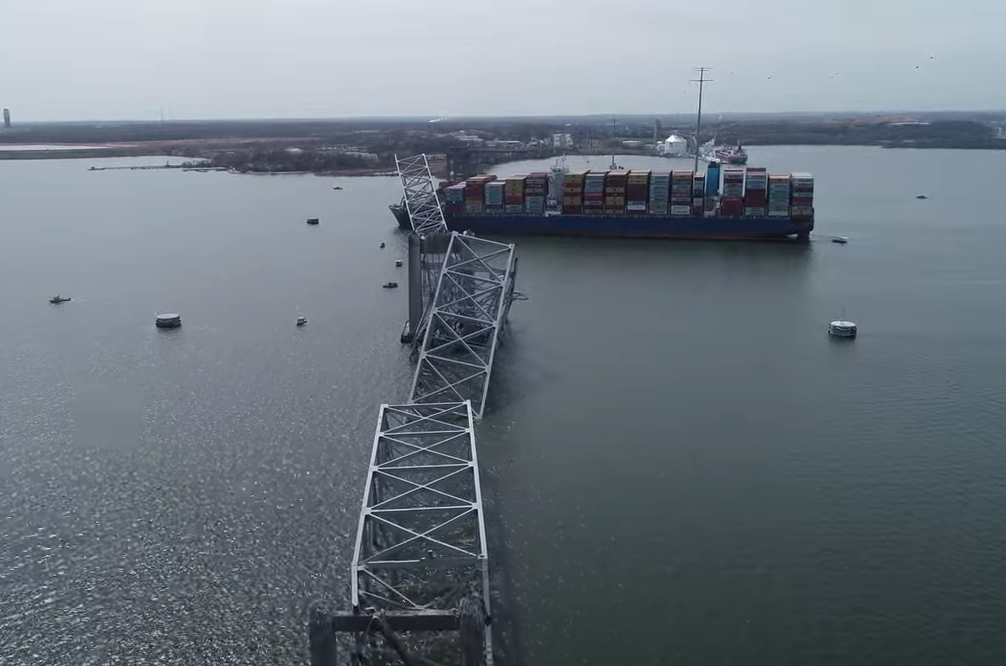 Reanudan búsqueda de desaparecidos tras colapso de puente en EEUU; investigan qué pasó con carguero