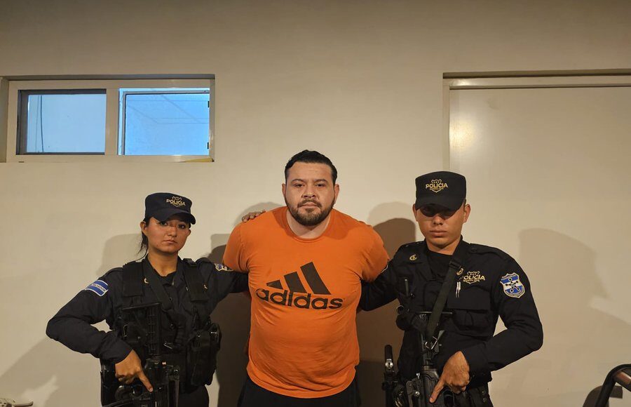 Arrestan a comisionado presidencial de El Salvador y a su asistente por corrupción