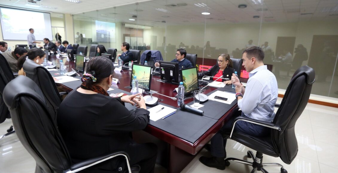 Ecuador suspende jornadas laborales y denuncia a funcionarios por crisis energética