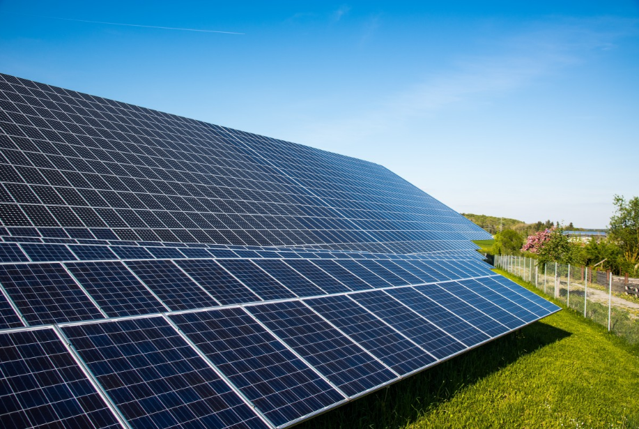 En el Día de la Tierra, Biden anuncia inversión de $7 mil millones para proyectos de energía solar