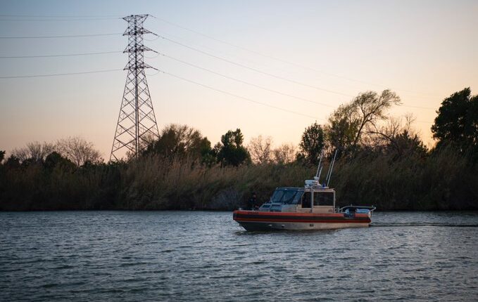 Guardia Costera de EEUU rescata a 8 niños migrantes en Río Grande cerca de McAllen, Texas