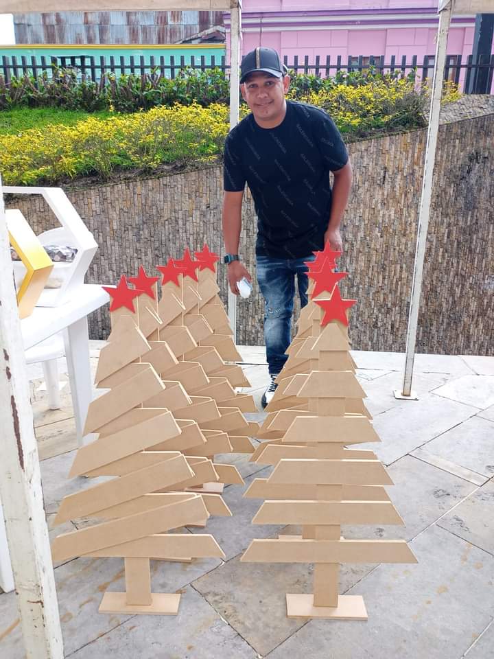 Un carpintero venezolano que construye su futuro en Manizales, Colombia
