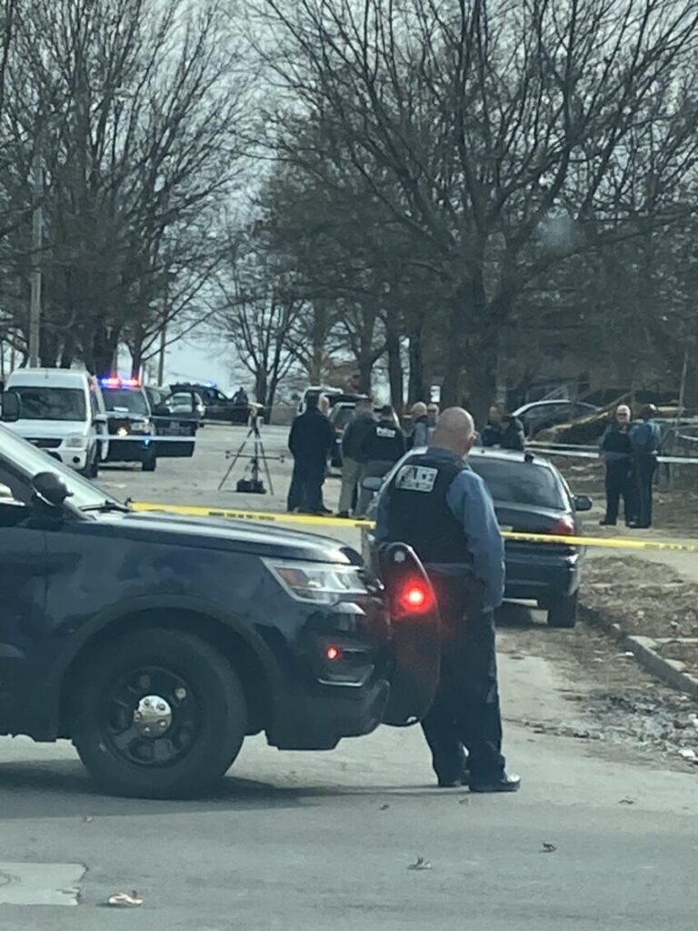Policía investiga un homicidio tras tiroteo ocurrido al este de Kansas City, Missouri