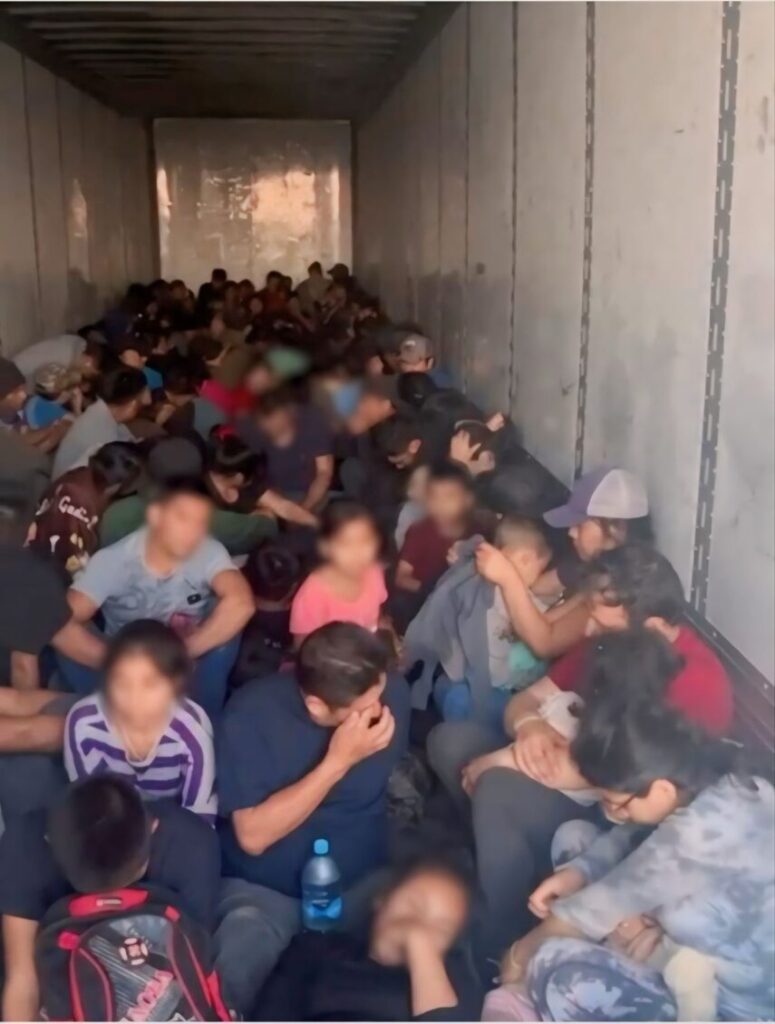 En Chihuahua, México, rescatan a 131 migrantes hacinados en el interior de un tráiler