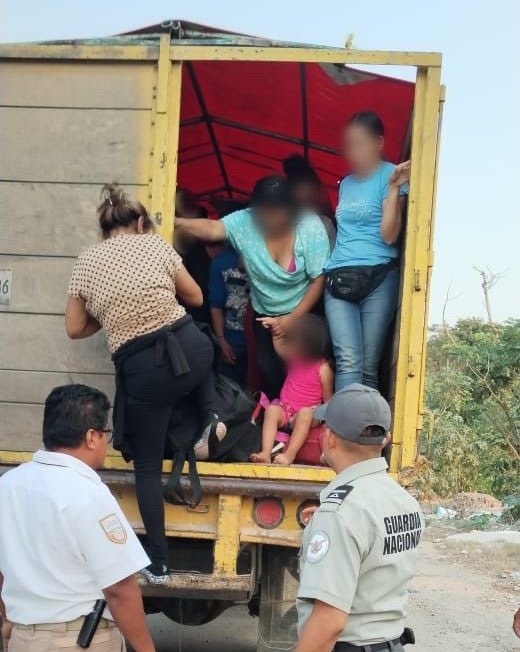 Rescatan a 85 migrantes que viajaban hacinados en contenedor de un camión en Tabasco, México