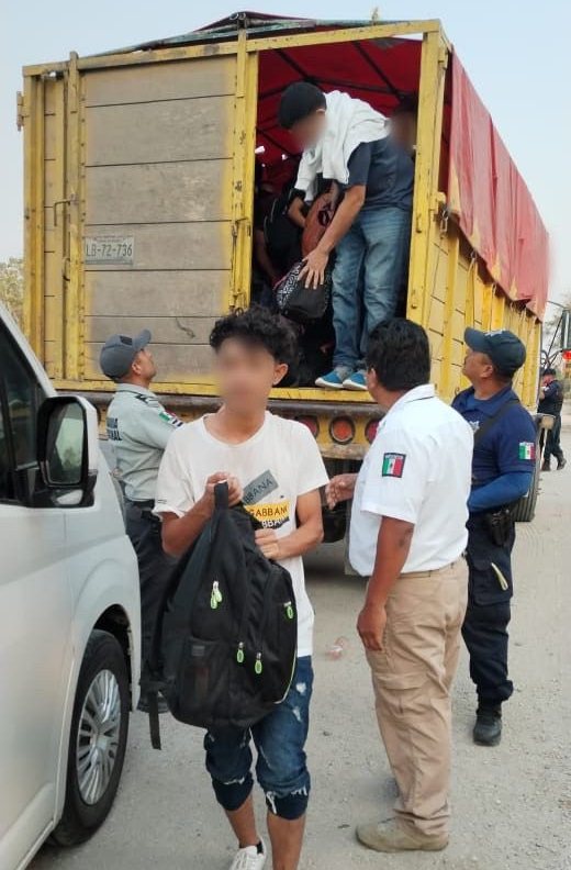 Rescatan a 85 migrantes que viajaban hacinados en contenedor de un camión en Tabasco, México