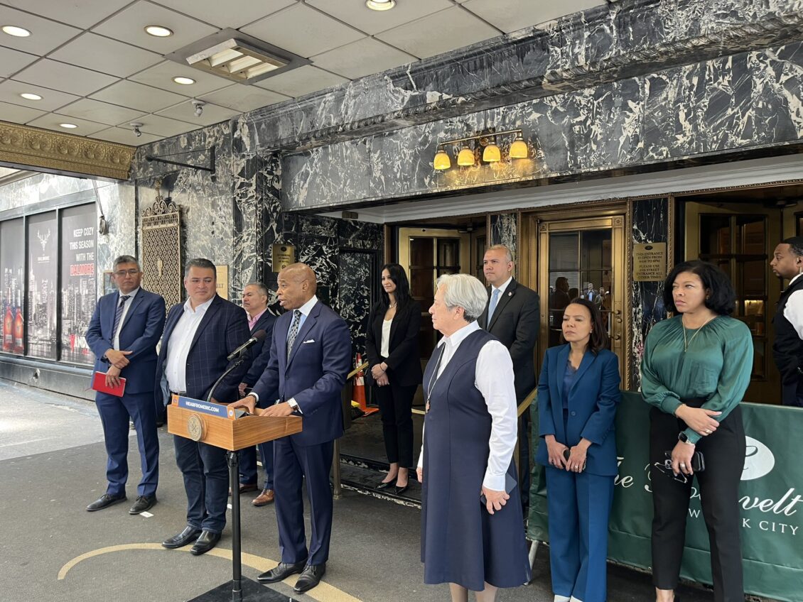 Alcaldes de Nueva York y Chicago solicitan 2 millones de permisos de trabajo para inmigrantes