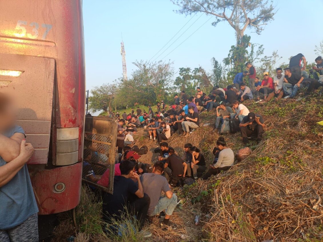 Rescatan a 407 migrantes abandonados en tres autobuses en Veracruz, México