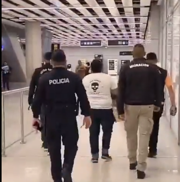 Panamá evita entrada a más de 1.700 migrantes en la más grande terminal aérea del país