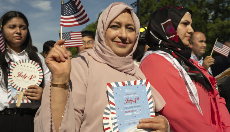 Número de personas nacidas en el extranjero alcanza récord en EEUU pese a lento crecimiento de población
