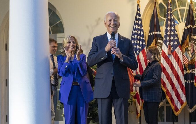 Biden asegura que “es hora de pasar el testigo” para “salvar a la democracia” de EEUU