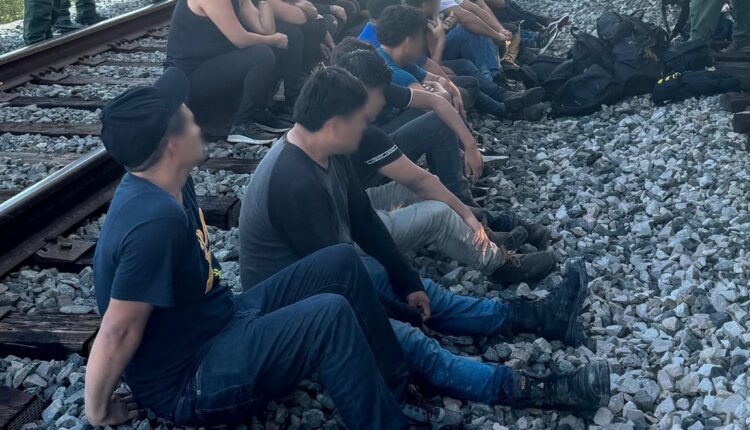 Encarcelan a dos hermanos por su participación en el tráfico de migrantes en Laredo, Texas